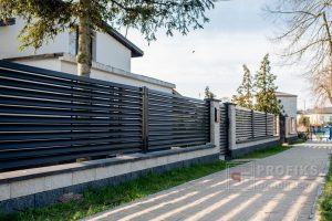 Ogrodzenie murowane łupane pustak łupany biały grafit ogrodzenia metalowe nowoczesne poziome profile żaluzja Radom producent stal spawana na wymiar Jedlińsk Zwoleń Pionki